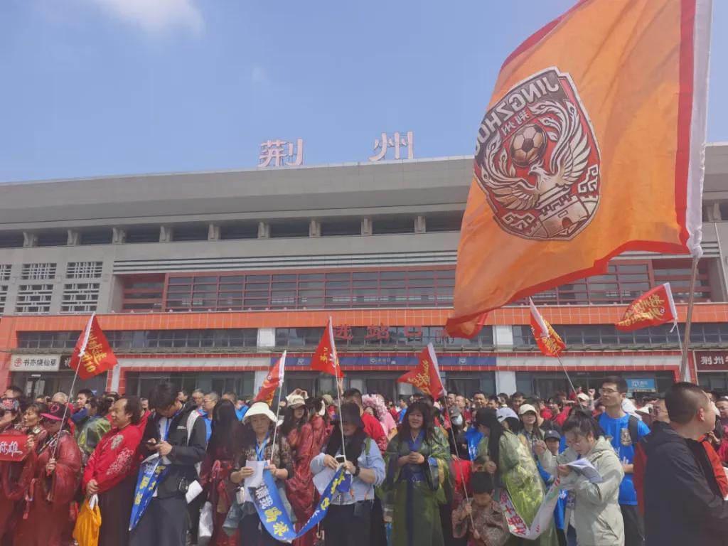 开云体育APP下载-荆州市长率球迷团“出征”黄石,走进球迷车厢高呼“荆州必胜”